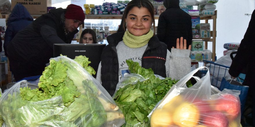 Küçük Zeliha, depremzedeler için pazar tezgahlarından meyve ve sebze topladı