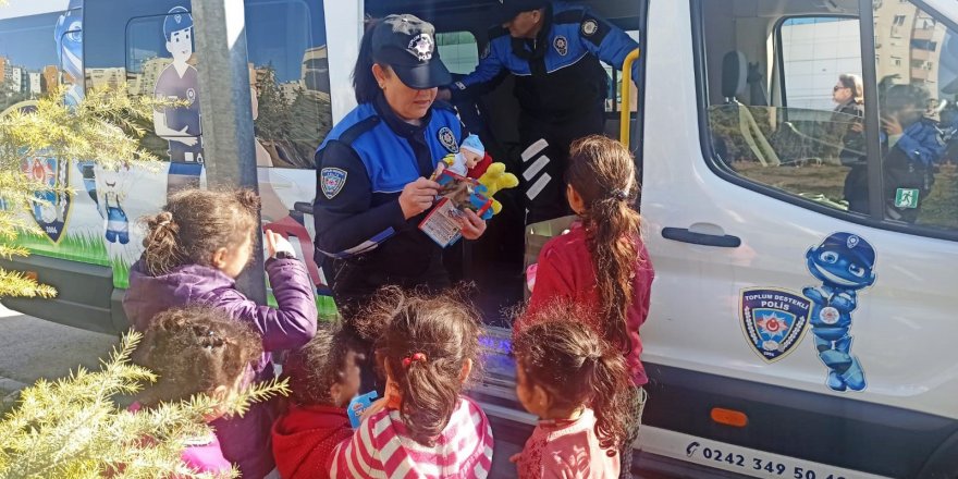 Polis abla ve ağabeyleriyle unutulmaz bir gün yaşadılar