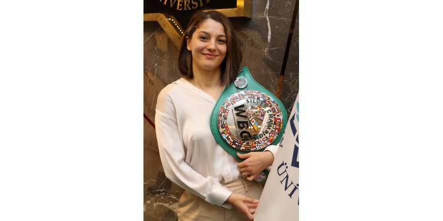 Boksör Seren Ay, WBC kemerini depremzedeler için satışa çıkardı