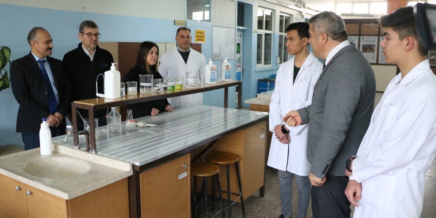 Depremzedeler için 'susuz şampuan' ve el temizleme jeli ürettiler