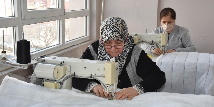 Eğirdir'de depremzedeler için uyku tulumu üretiliyor