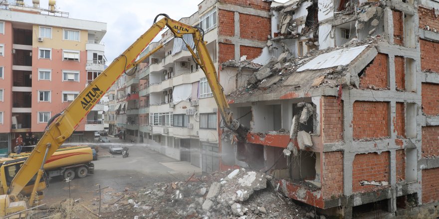 Alanya Belediyesi riskli binanın yıkımına başladı