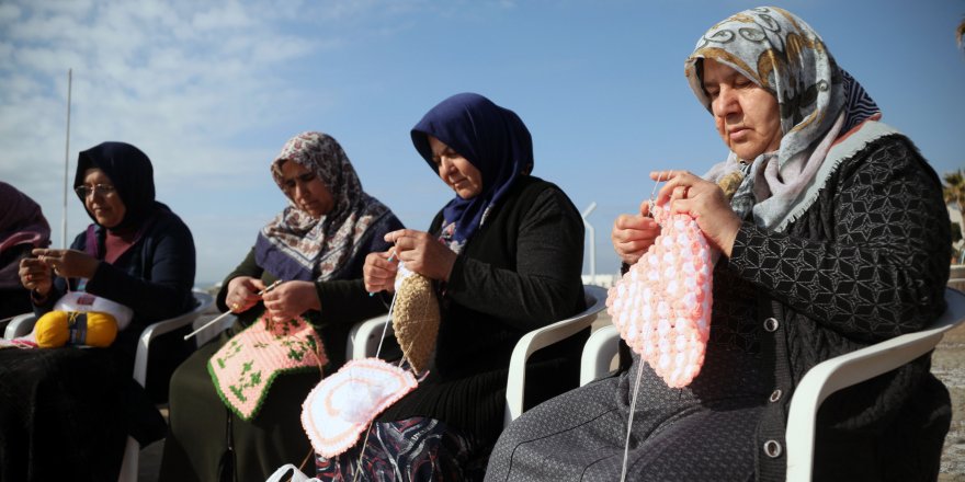 Depremzede kadınlar, bölgedeki komşuları için atkı, bere ve lif örüyor