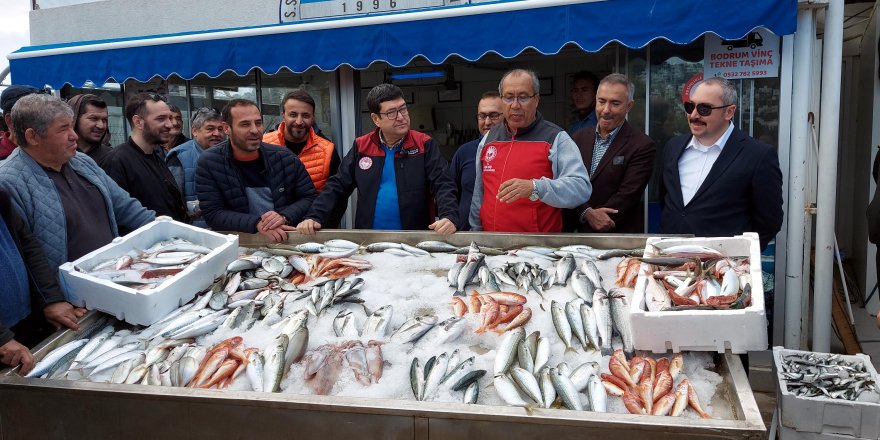 Balık mezadında depremzedeler için 233 bin lira gelir