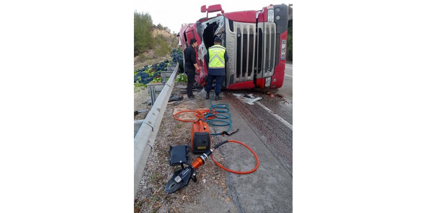 Sebze yüklü TIR devrildi, sürücü öldü