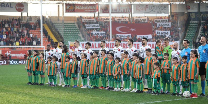 Alanyaspor ile Galatasaray, depremzedeler için sahaya çıktı