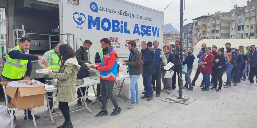 Büyükşehir'in deprem bölgesine desteği sürüyor