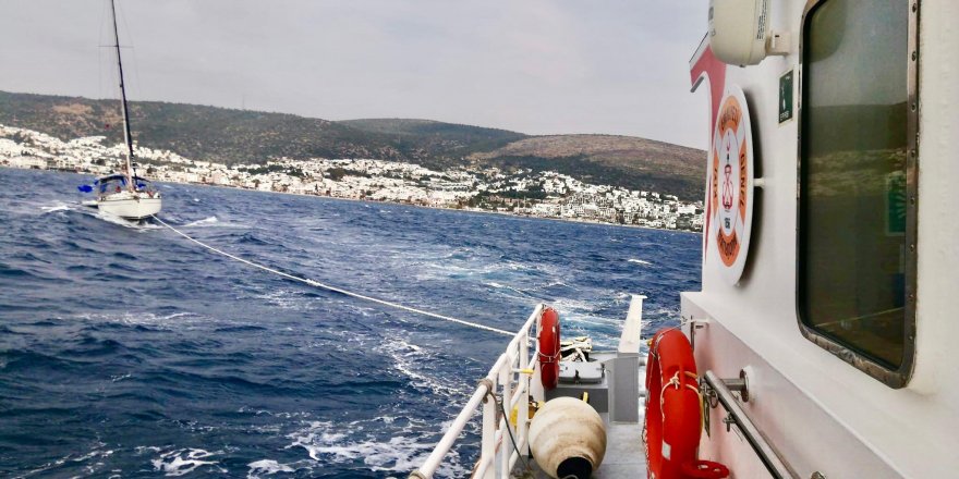 Fırtınada sürüklenen tekneyi KEGM ekipleri kurtardı