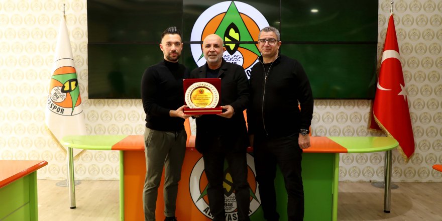 Alanyaspor'da teknik direktör Farioli’ye plaketli veda