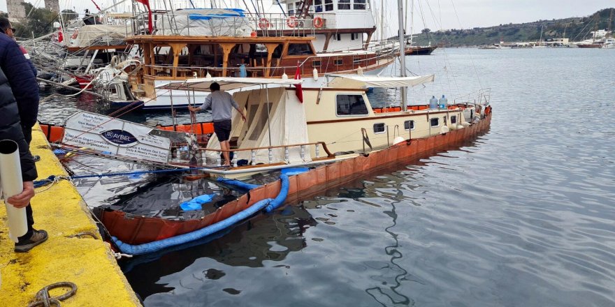 Bodrum'da su alan tur teknesi battı