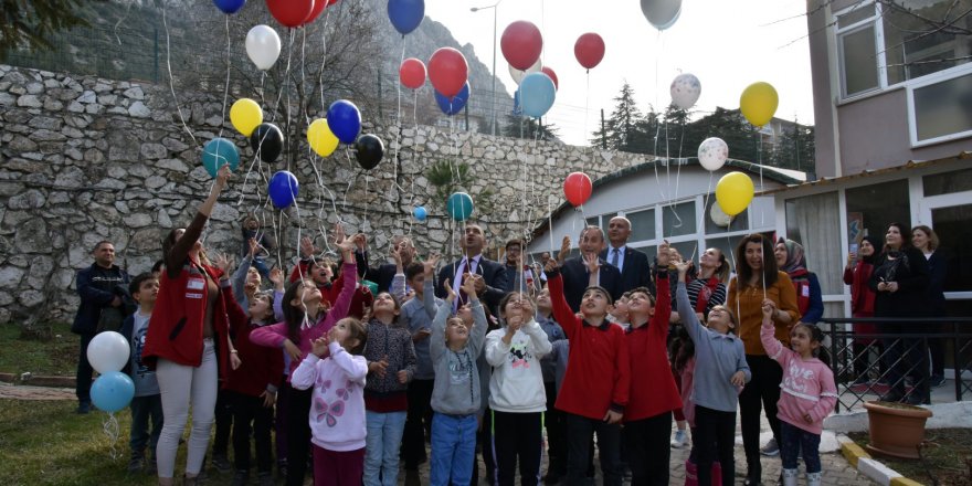 Depremzede çocuklara moral desteği