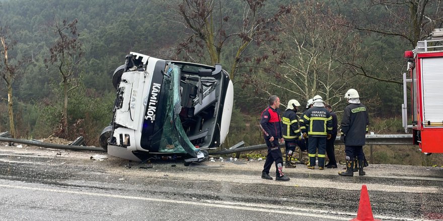 Isparta'da yolcu otobüsü devrildi: 8 yaralı