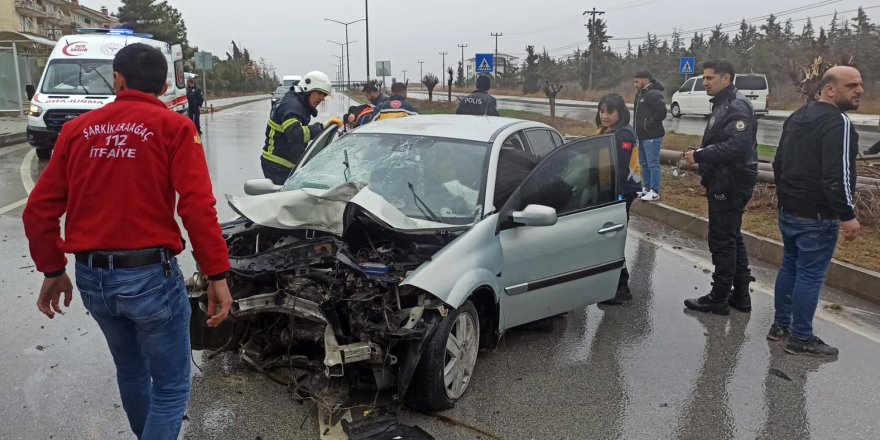 Aydınlatma direğine çarpan otomobilde 5 kişi yaralandı