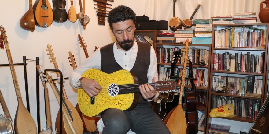 Kırık ve eski enstrümanları tamir edip, farklı müzik aletleri tasarlıyor