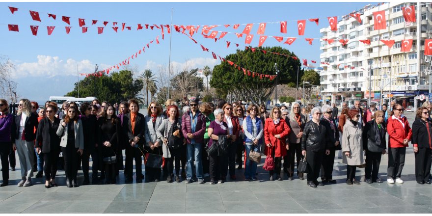 Deprem gölgesinde 8 Mart etkinliği