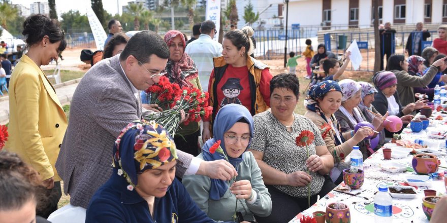 Tütüncü'den depremzede kadınlara '8 Mart' karanfili