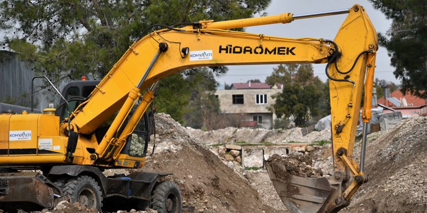 Konyaaltı'nda temel hizmetler aralıksız sürüyor