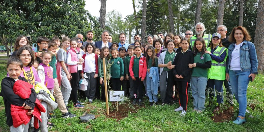 Minik eller fidanları deprem anısına dikti