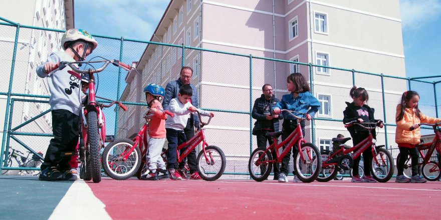 Depremzede çocuklara bisiklet eğitimi