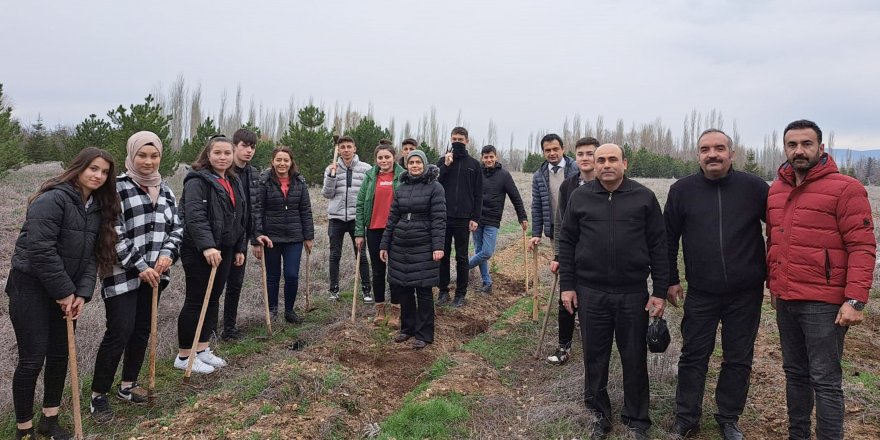 Öğrenciler depremde ölenler anısına fidan dikti