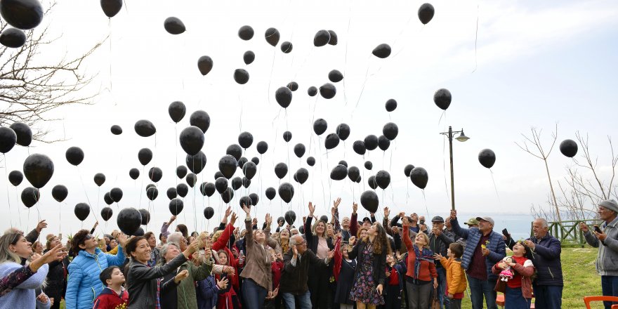 Depremde hayatını kaybedenler anısına siyah balon uçurdular