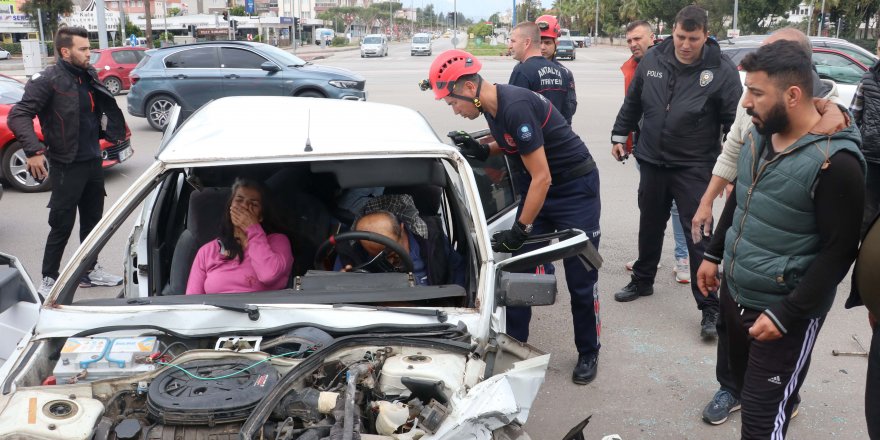 Kazada araçta sıkışan çifti, itfaiye kurtardı