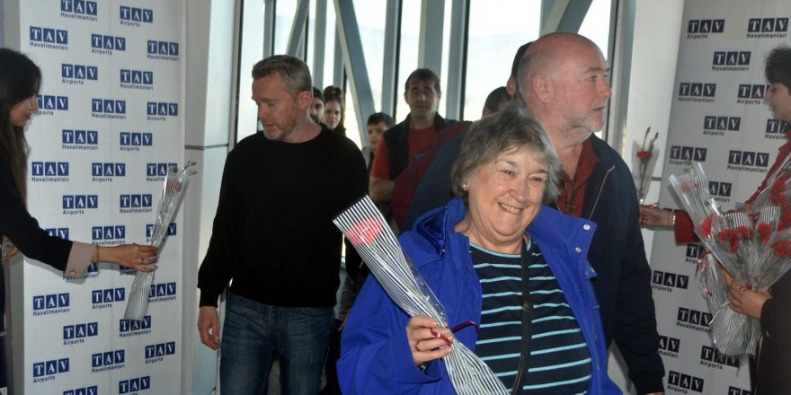Milas-Bodrum Havalimanı İngiliz turistlerle sezonu açtı (2)