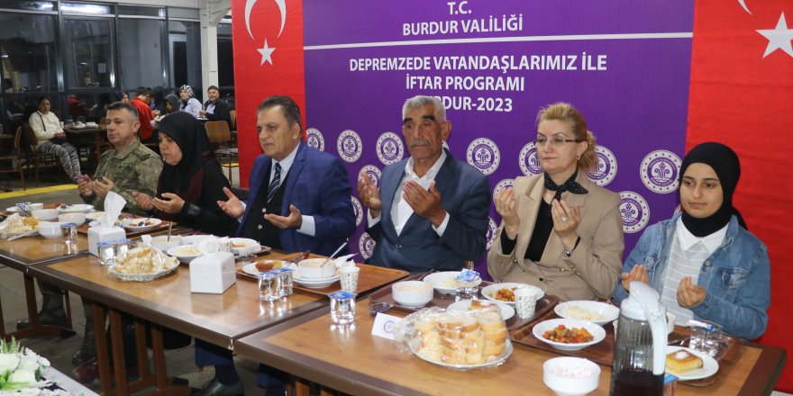 Burdur protokolü iftarda depremzedelerle buluştu