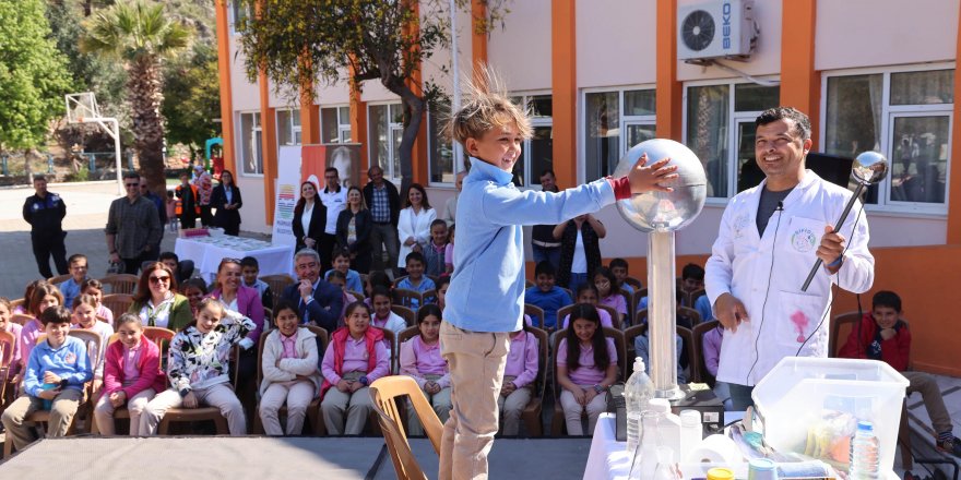 Marmaris'te çocuklar eğlenceli bilimle tanıştı