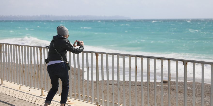 Rüzgarlı havada sahilde dalgalarla fotoğraf çektirdiler