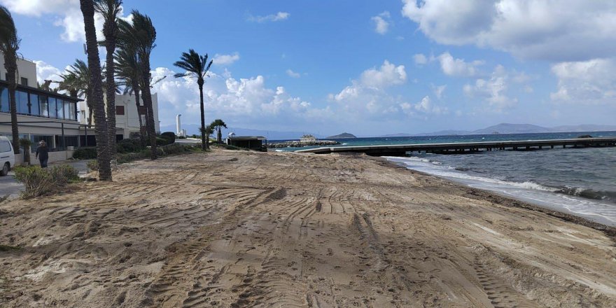 Bodrum'da sahile dökülen beyaz kum belediye ekipleri tarafından kaldırıldı