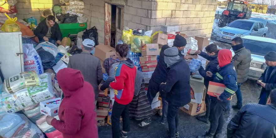 Gönüllülerin deprem bölgesine yardımları sürüyor