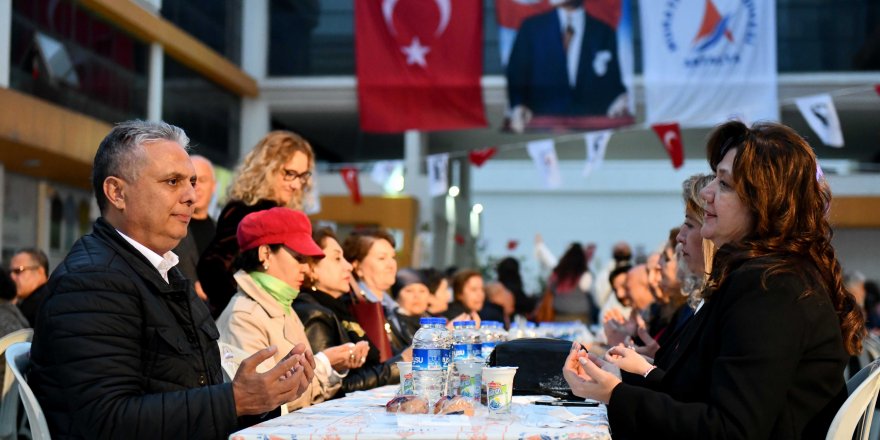 Başkan Uysal, 'Bir elimiz deprem bölgesinde'