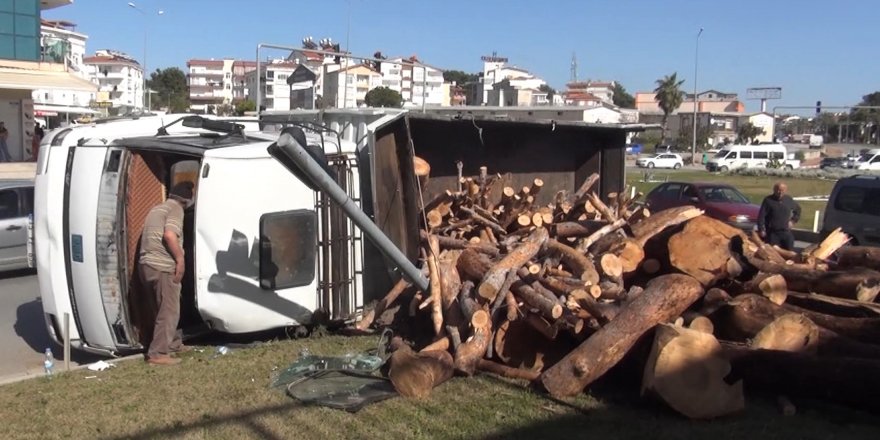 Tomruk yüklü kamyon devrildi; 1 yaralı