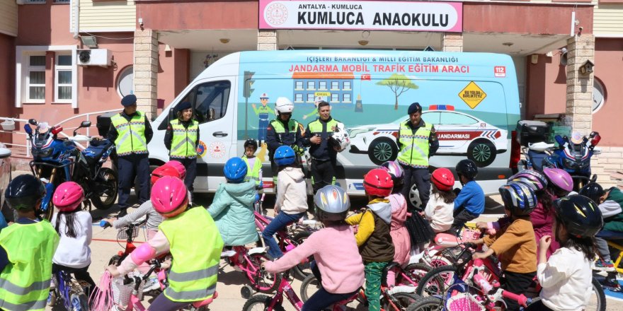 Jandarmadan çocuklara bisiklet kullanma eğitimi