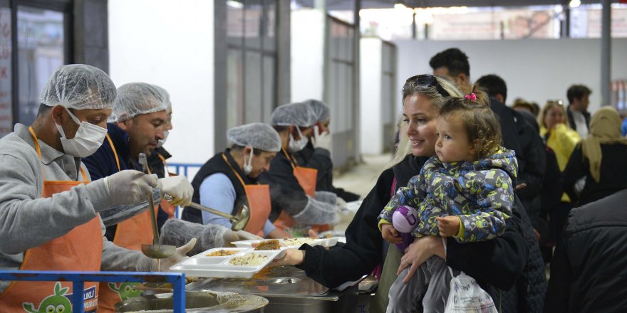 Muratpaşa'nın mahalle iftarları devam ediyor