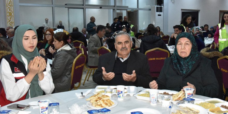 Eğirdir'de depremzede aileler iftarda buluştu