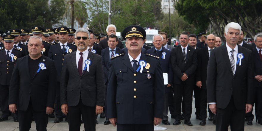 Polisten Atatürk Anıtı'na çelenk