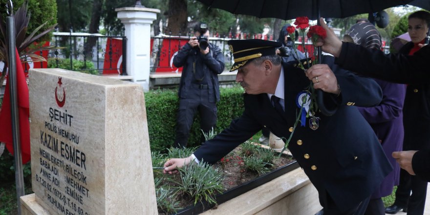 Şehit polislerin mezarına karanfil