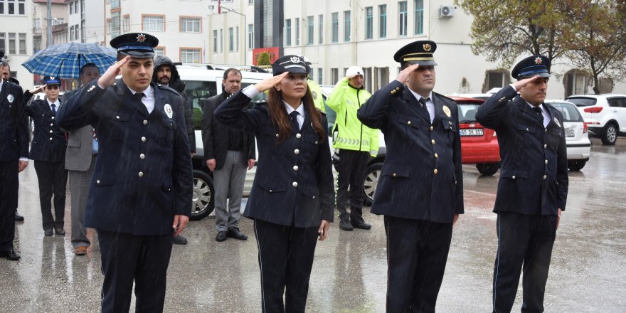 Sağanak altında Polis Haftası töreni