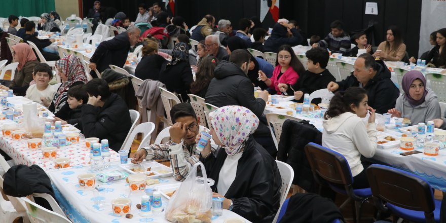 Depremzedeler için iftar