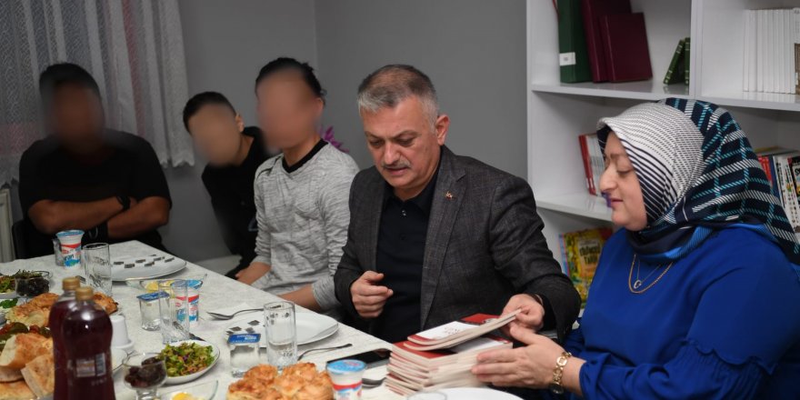 Vali, çocuklarla iftar yaptı