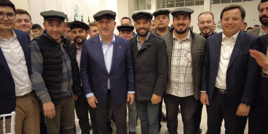 Bakan Çavuşoğlu, sahurda gençlerle buluştu