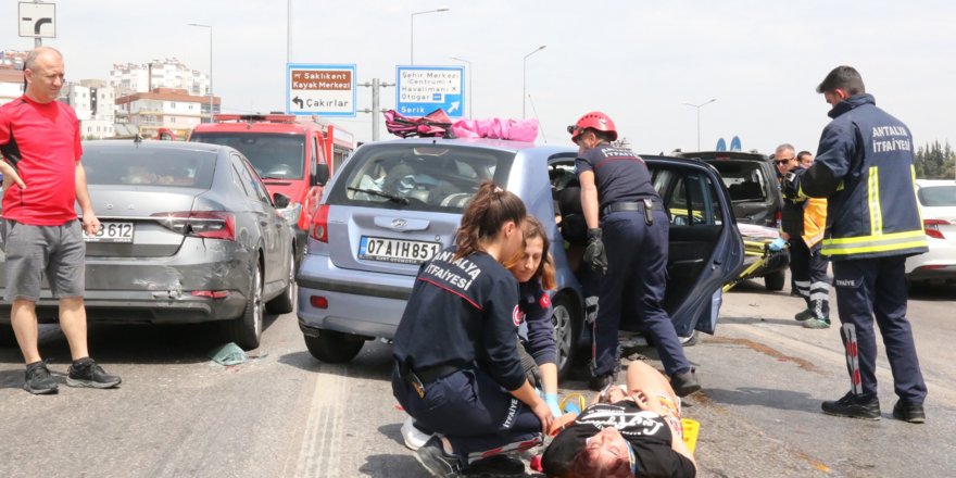 Antalya'da 4 aracın karıştığı zincirleme kaza: 7 yaralı