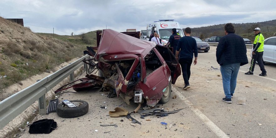 Afyonkarahisar'da otomobiller çarpıştı; 1 ölü, 7 yaralı