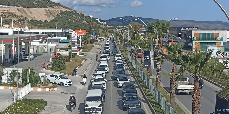 Muğla'da bayram hareketliliği başladı; uzun araç kuyrukları oluştu