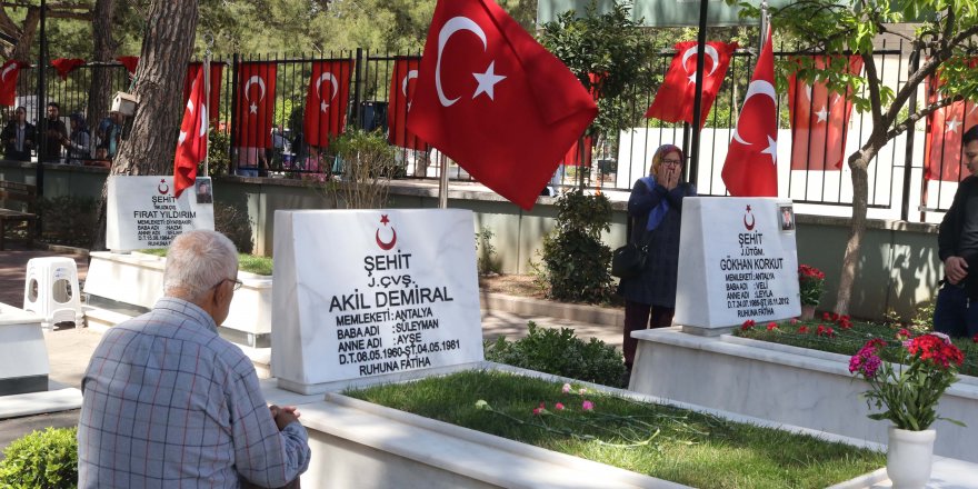 Şehitlikler ve mezarlıklarda bayram yoğunluğu