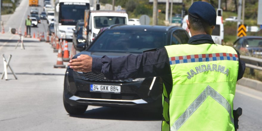 Bodrum’a arife günü 15 bin araç giriş yaptı, jandarma denetimleri artırdı