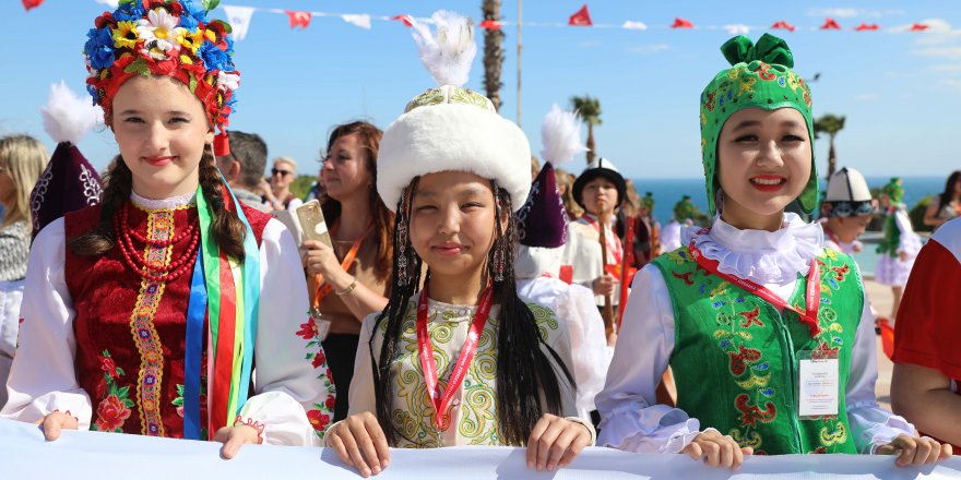 Dünya çocuklarından sevgi korteji