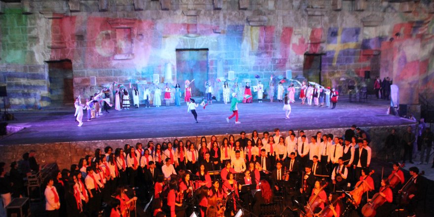 Aspendos'ta 23 Nisan Çocuk Şenliği